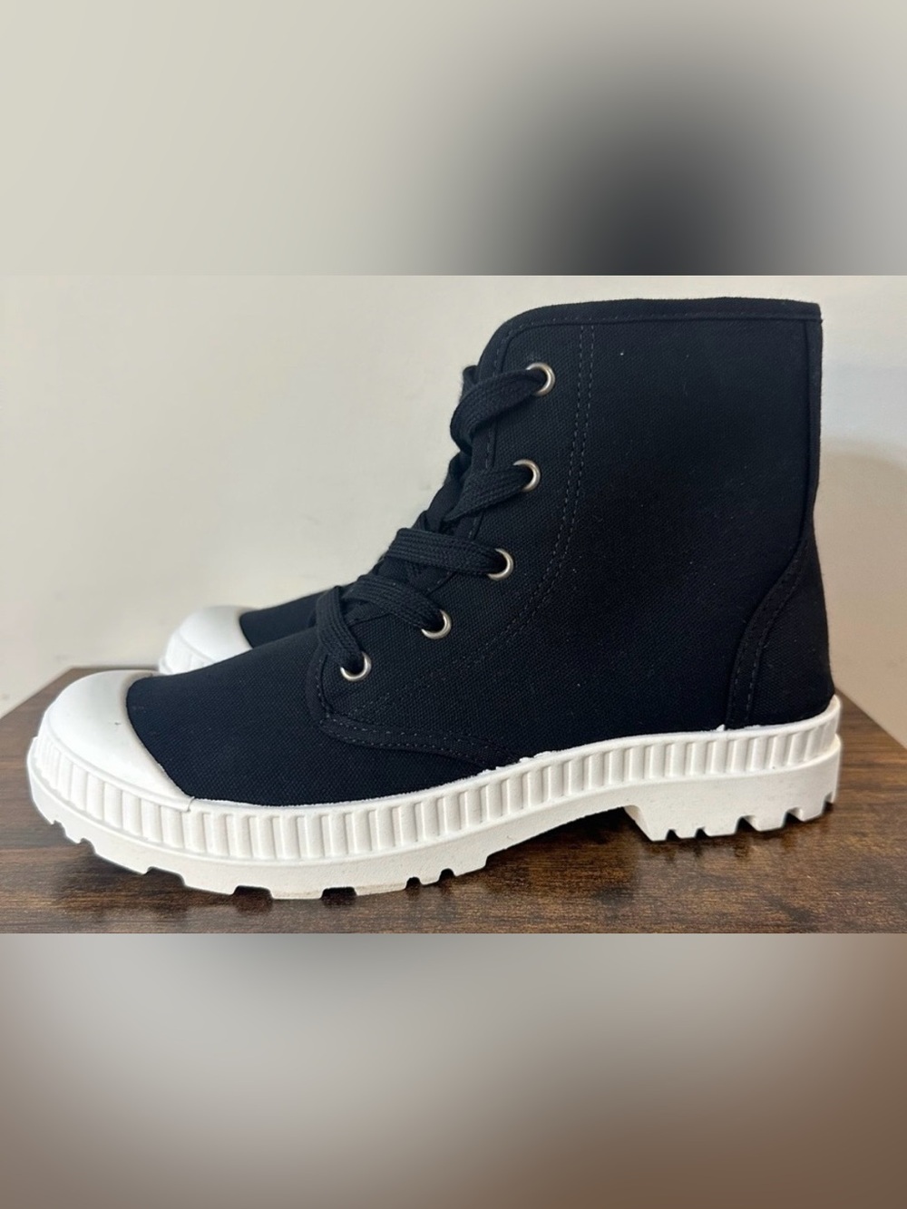 SO Women’s Black and White Dragonfruit Ankle Boots NWT Size 7